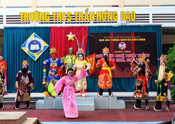 Chuyện nghệ nhân gen Z: Đưa tuồng xuống phố, vào trường học