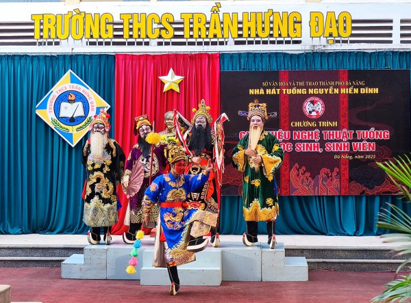 Chuyện nghệ nhân gen Z: Đưa tuồng xuống phố, vào trường học