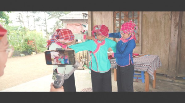 Nhà em ở lưng đồi