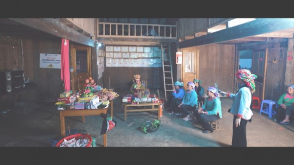 Nhà em ở lưng đồi