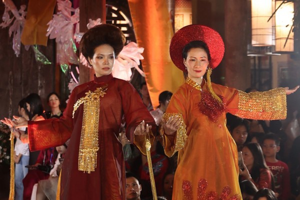 Diễn áo dài trong không gian phố cổ Hà Nội