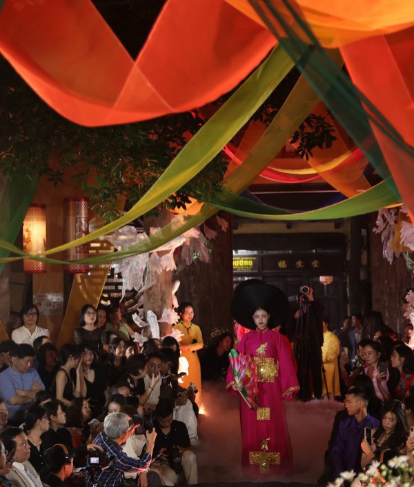 Diễn áo dài trong không gian phố cổ Hà Nội