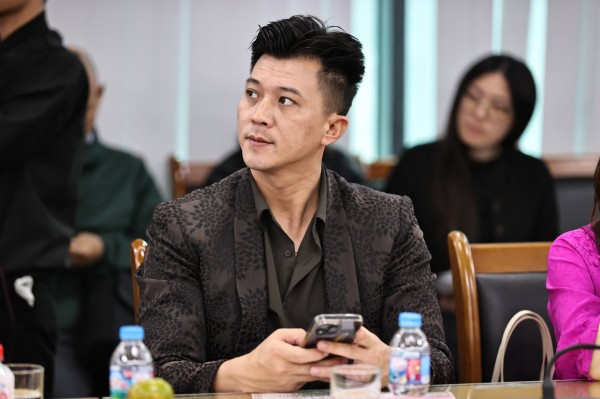 Diễn viên Chí Trung ngồi 