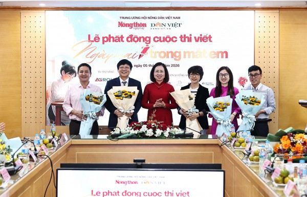 Diễn viên Chí Trung ngồi 