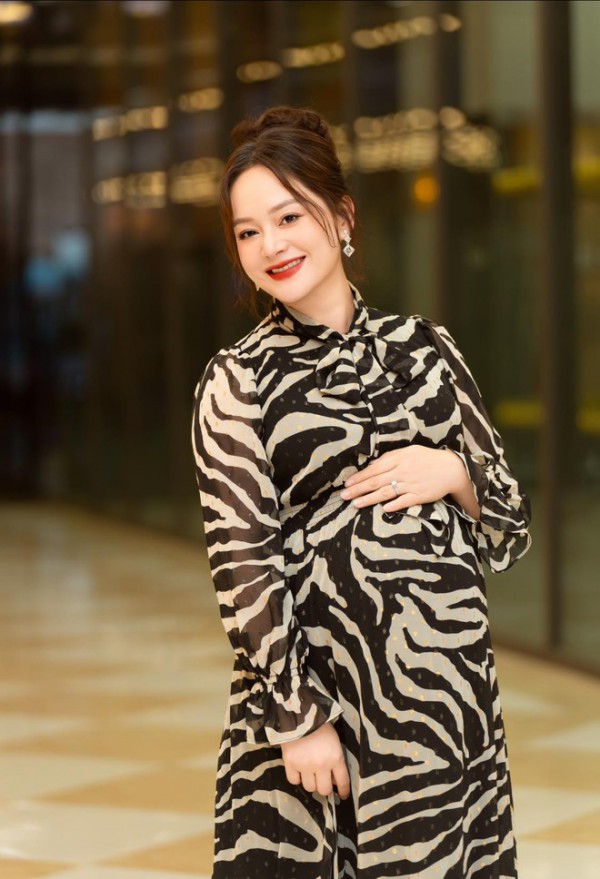 Diễn viên Việt tuần qua: Thu Quỳnh khoe sắc xinh đẹp bên mẹ, Huyền Lizzie lộ giao diện mới của Dương
