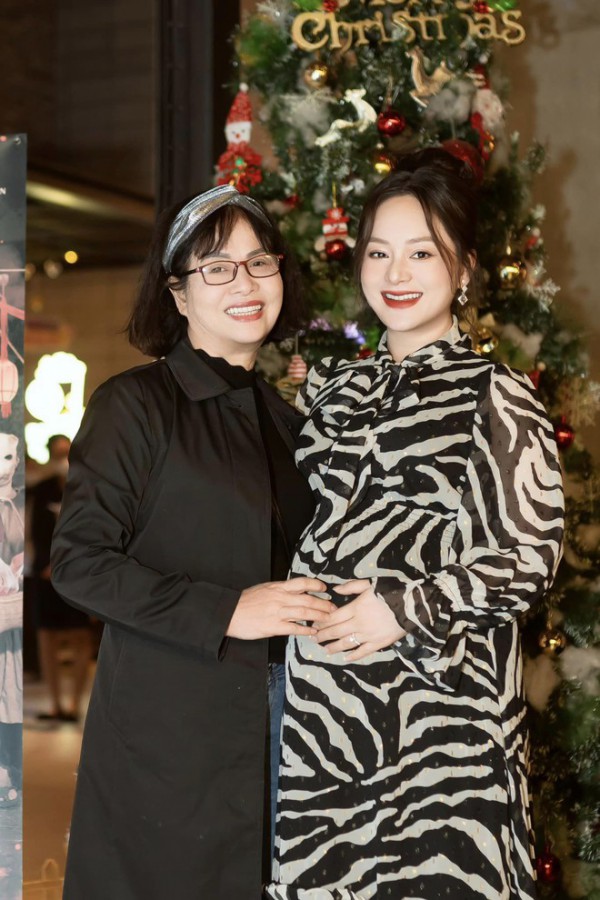 Diễn viên Việt tuần qua: Thu Quỳnh khoe sắc xinh đẹp bên mẹ, Huyền Lizzie lộ giao diện mới của Dương