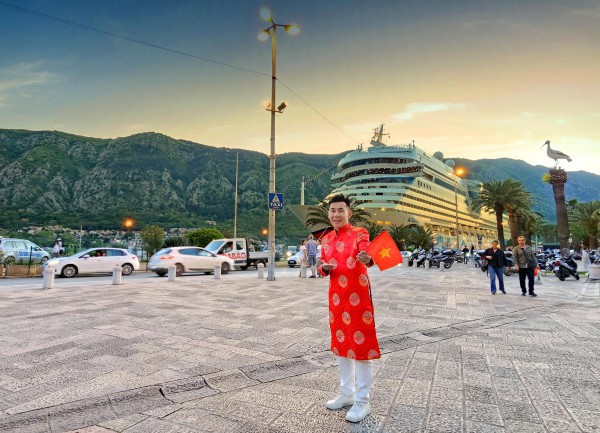 Dự án đưa 100 áo dài qua 100 quốc gia của nam ca sĩ - blogger Việt Dự án đưa 100 áo dài qua 100 quốc gia của nam ca sĩ - blogger Việt