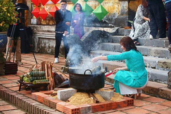 Du khách hứng thú với tết Huế trong Hoàng cung triều Nguyễn