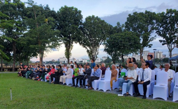 Dựng bia Nối vòng tay lớn tại công viên Trịnh Công Sơn ở Huế