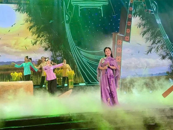 Giữa Nha Trang nghe tiếng hát Bạch Trà