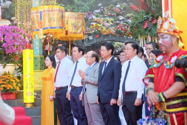 Hàng ngàn người thành kính dự lễ vía Quán Thế Âm