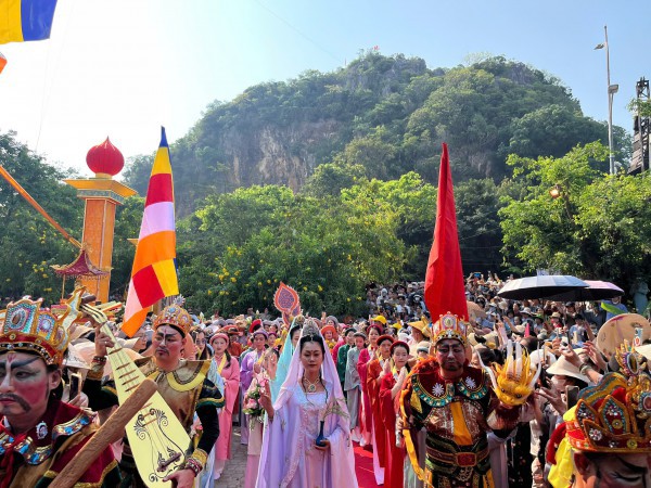 Hàng ngàn người thành kính dự lễ vía Quán Thế Âm