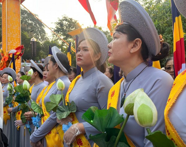 Hàng ngàn người thành kính dự lễ vía Quán Thế Âm