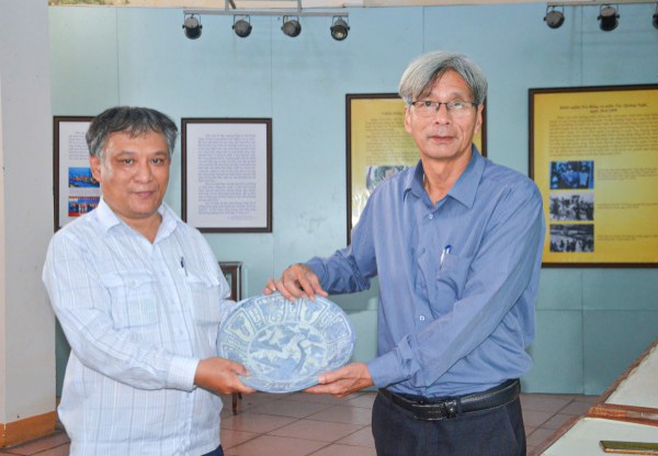 Hiến tặng nhiều chén, đĩa cổ có giá trị cho bảo tàng ở Quảng Ngãi