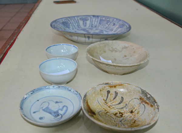 Hiến tặng nhiều chén, đĩa cổ có giá trị cho bảo tàng ở Quảng Ngãi