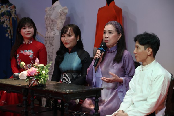 Hoa hậu người Mỹ Yolina Lindquist: Tôi phải lòng Việt Nam chính vì tà áo dài