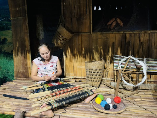 Khám phá nghề dệt thổ cẩm độc đáo của phụ nữ dân tộc Mạ