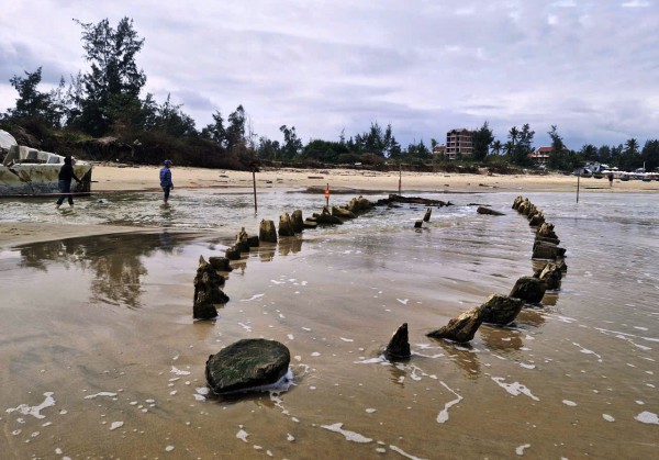 Khẩn cấp khai quật tàu cổ phát lộ ở bờ biển Hội An