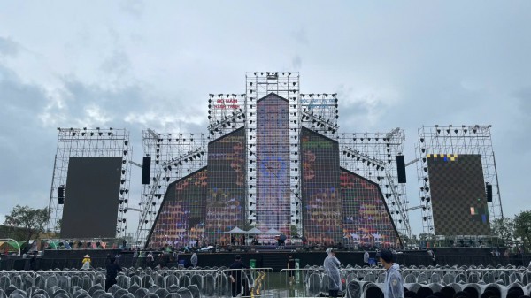Khán giả quyết tâm đội mưa, BTC concert Khán giả quyết tâm đội mưa, BTC concert