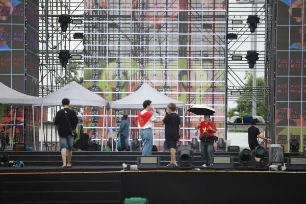 Khán giả quyết tâm đội mưa, BTC concert Khán giả quyết tâm đội mưa, BTC concert