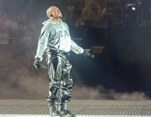 Khán giả yêu cầu hoàn tiền sau buổi biểu diễn của Kanye West Khán giả yêu cầu hoàn tiền sau buổi biểu diễn của Kanye West