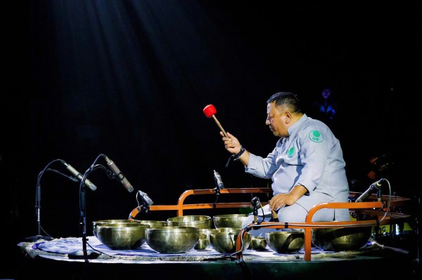 Khi khán giả… nằm nghe nhạc