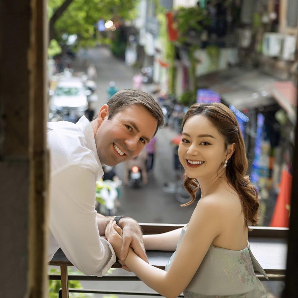 Lan Phương cùng chồng chụp ảnh kỉ niệm tại Hà Nội