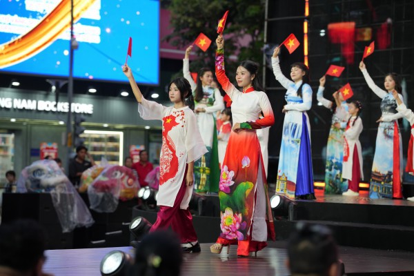 Lan tỏa tình yêu và niềm tự hào với tà áo dài dân tộc