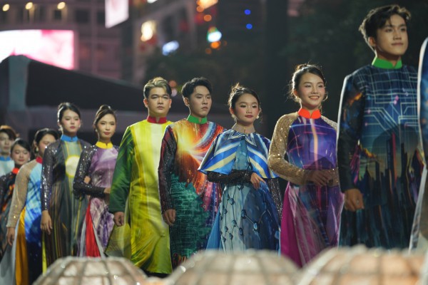 Lan tỏa tình yêu và niềm tự hào với tà áo dài dân tộc