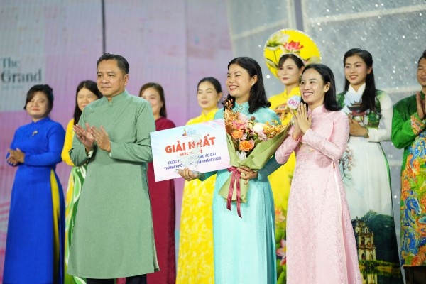 Lan tỏa tình yêu và niềm tự hào với tà áo dài dân tộc