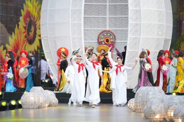 Lan tỏa tình yêu và niềm tự hào với tà áo dài dân tộc