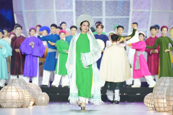Lan tỏa tình yêu và niềm tự hào với tà áo dài dân tộc