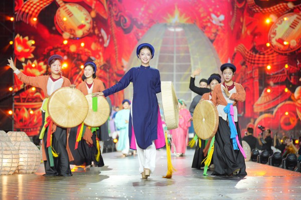 Lan tỏa tình yêu và niềm tự hào với tà áo dài dân tộc