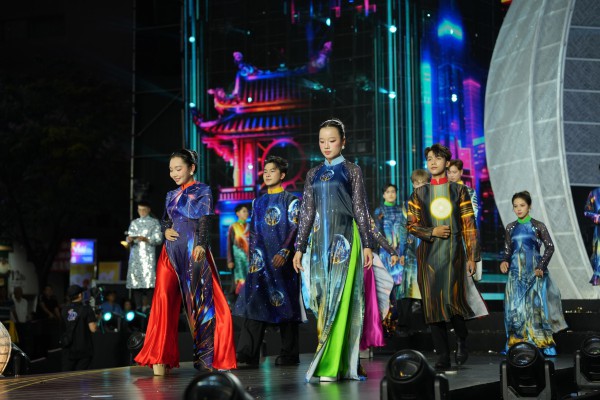 Lan tỏa tình yêu và niềm tự hào với tà áo dài dân tộc