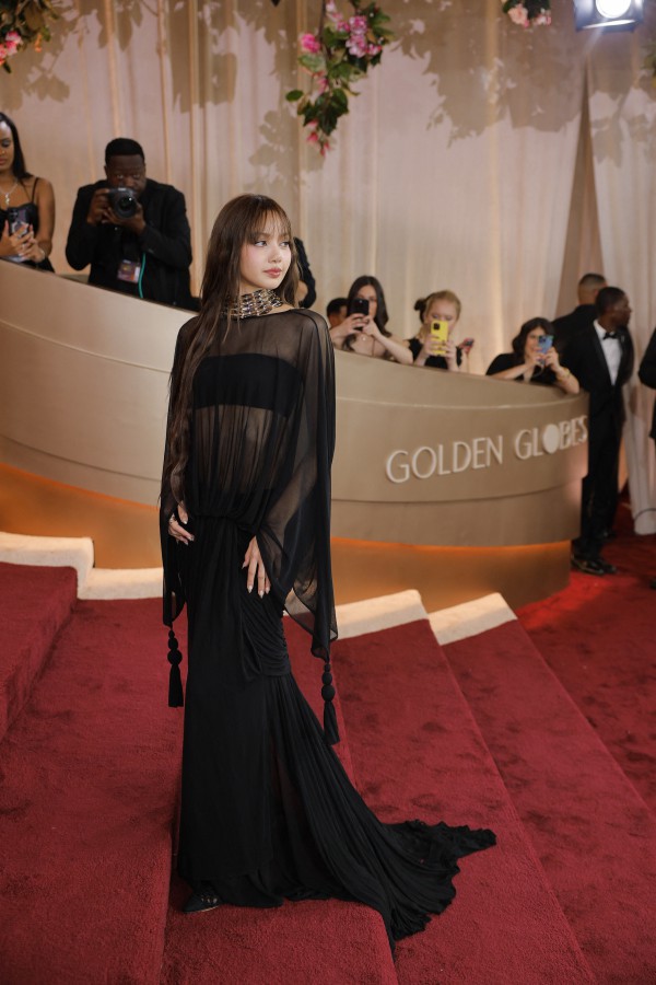 Lisa, Jennifer Lawrence gợi cảm trên thảm đỏ Quả cầu vàng 2026