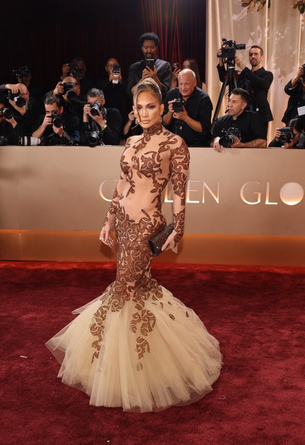 Lisa, Jennifer Lawrence gợi cảm trên thảm đỏ Quả cầu vàng 2026