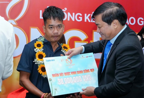 Lửa Sống đẹp bao năm vẫn nồng đượm