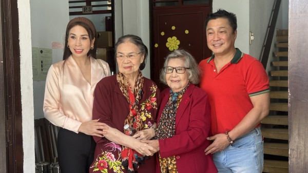 Lý Hùng nghẹn ngào khi cùng em gái Lý Hương thực hiện di nguyện của cha