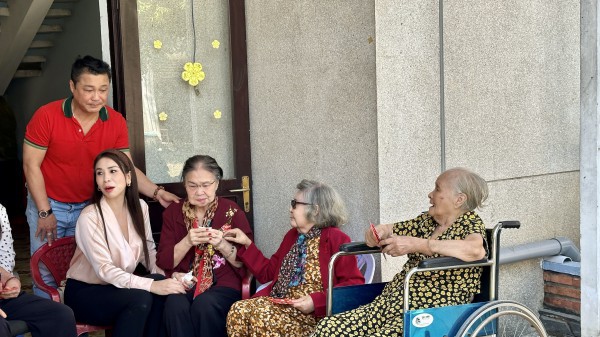 Lý Hùng nghẹn ngào khi cùng em gái Lý Hương thực hiện di nguyện của cha