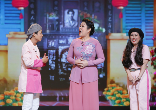 NSND Hồng Vân và dàn nghệ sĩ 