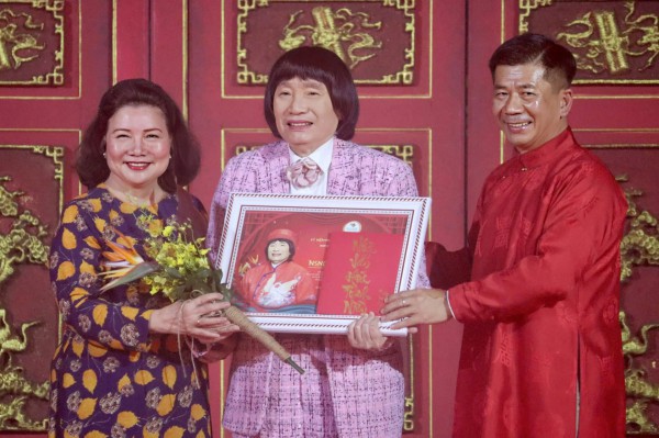 NSND Kim Cương, Minh Vương xúc động khi được tri ân trong ngày giỗ Tổ sân khấu