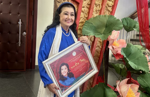 NSND Kim Cương, Minh Vương xúc động khi được tri ân trong ngày giỗ Tổ sân khấu