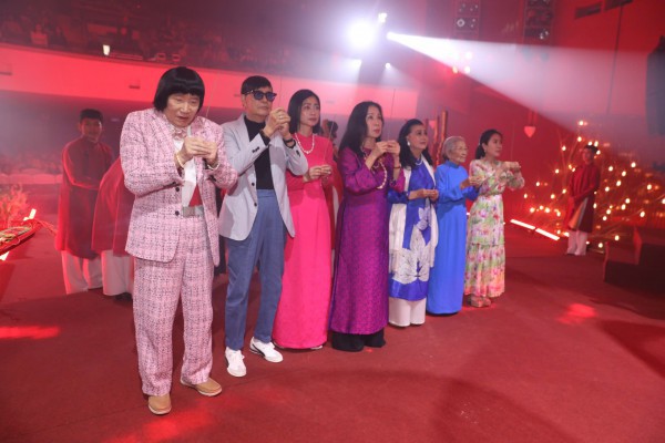 NSND Kim Cương, Minh Vương xúc động khi được tri ân trong ngày giỗ Tổ sân khấu