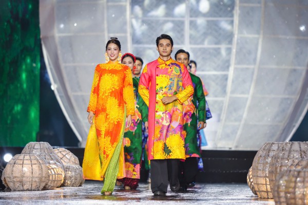 NSND Kim Xuân, NSND Trịnh Kim Chi trình diễn áo dài cùng các hoa hậu