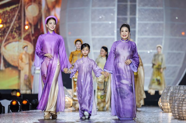 NSND Kim Xuân, NSND Trịnh Kim Chi trình diễn áo dài cùng các hoa hậu