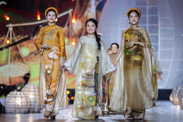 NSND Kim Xuân, NSND Trịnh Kim Chi trình diễn áo dài cùng các hoa hậu