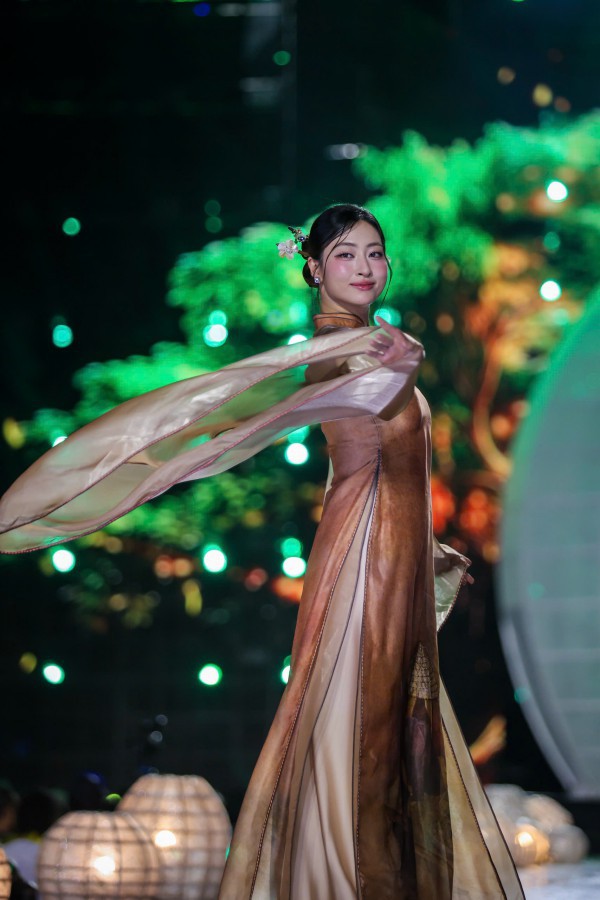 NSND Kim Xuân, NSND Trịnh Kim Chi trình diễn áo dài cùng các hoa hậu