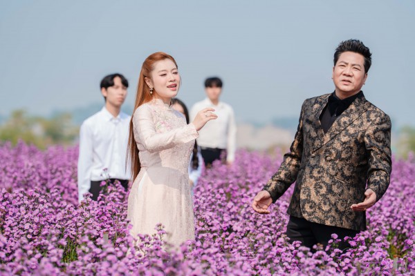 NSND Quốc Hưng hát 