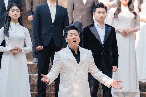 NSND Quốc Hưng hát 