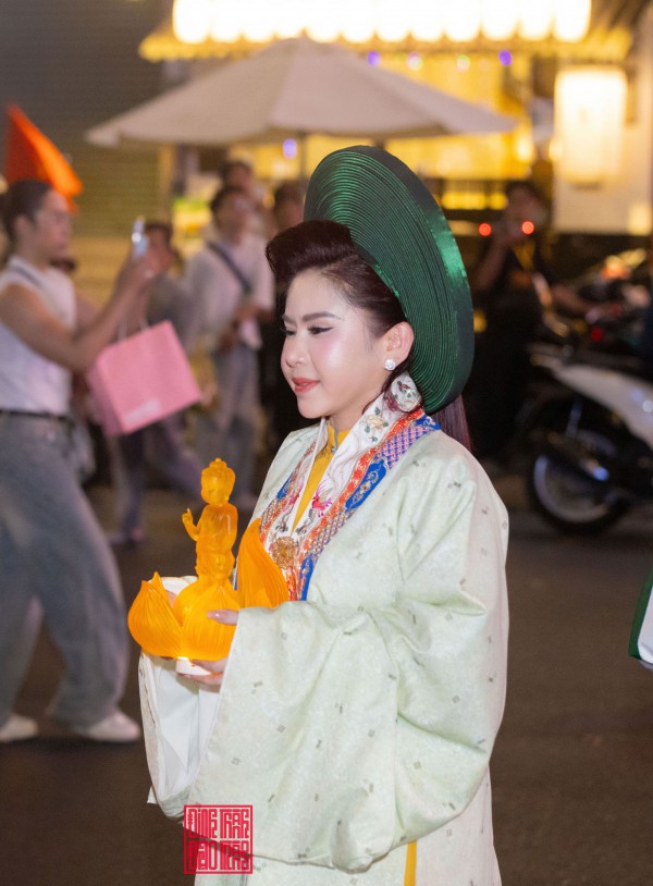 NSND Trịnh Kim Chi, Quốc Trường tham gia lễ rước tượng Phật NSND Trịnh Kim Chi, Quốc Trường tham gia lễ rước tượng Phật